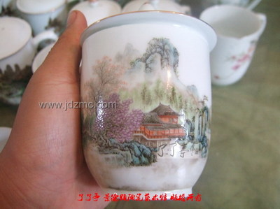 景德鎮(zhèn)陶瓷研究所款1965年粉彩山水茶杯